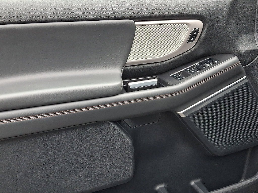 Used 2025 Ford Expedition Active AWD/4WD image 14