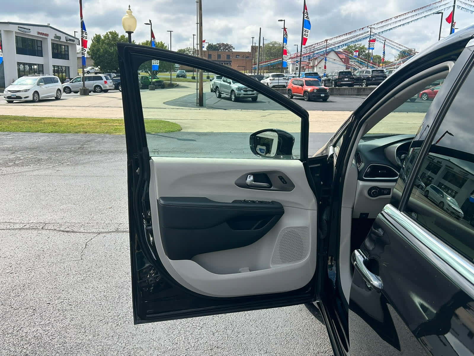 Used 2024 Chrysler Pacifica Touring-L FWD image 23