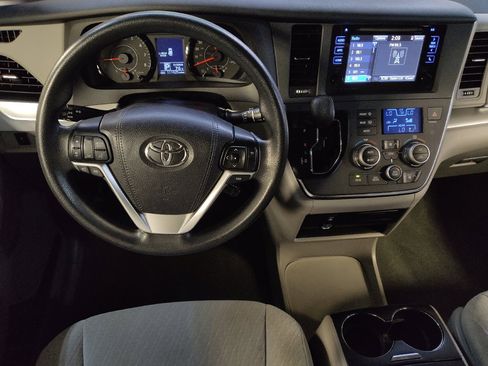 Used 2017 Toyota Sienna LE FWD image 22