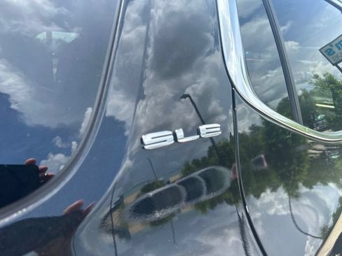 Used 2022 GMC Acadia SLE FWD image 36