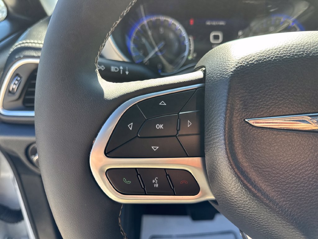 Used 2026 Chrysler Pacifica Limited FWD image 28