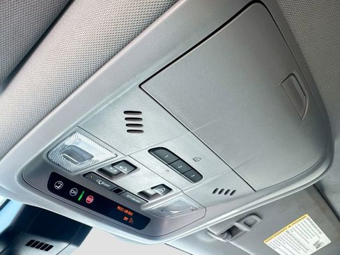 Used 2024 GMC Terrain SLT w/ Infotainment Package II image 19