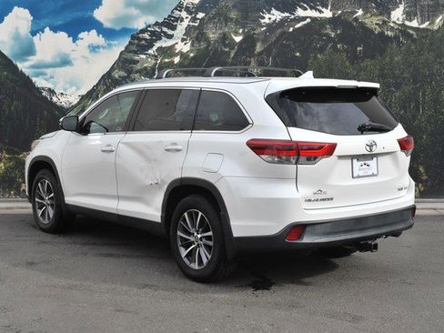 Used 2019 Toyota Highlander XLE w/ Carpet Mat Package (TMS) image 9