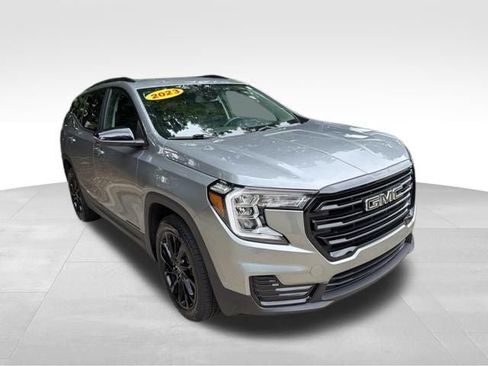 Used 2023 GMC Terrain SLE w/ Driver Convenience Package AWD/4WD image 3