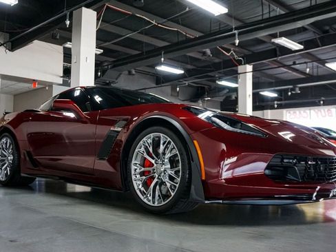 Used 2018 Chevrolet Corvette Z06 RWD image 2