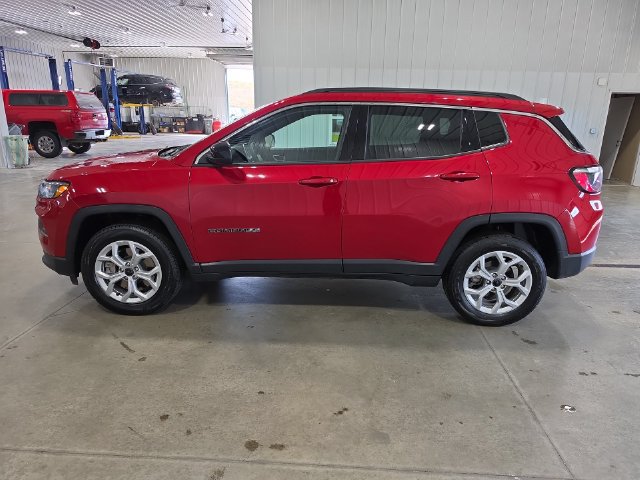 Used 2025 Jeep Compass Latitude AWD/4WD image 5