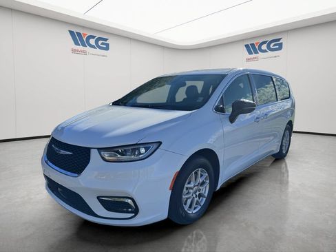 Used 2024 Chrysler Pacifica Touring-L FWD image 7