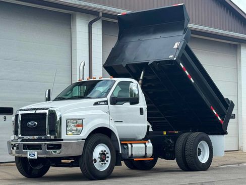 Used 2016 Ford F750 2WD Regular Cab Super Duty image 1