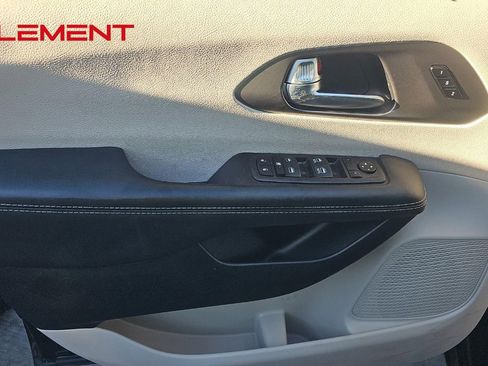 Used 2023 Chrysler Pacifica Touring-L image 8