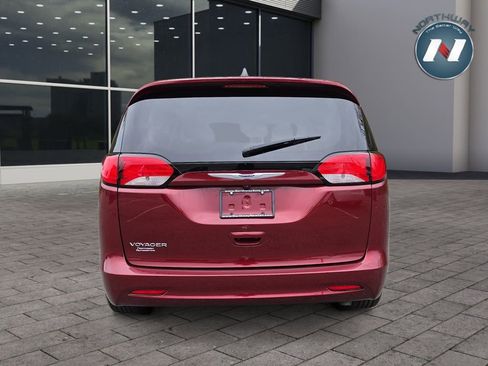 Used 2020 Chrysler Voyager L FWD image 4