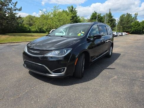 Used 2017 Chrysler Pacifica Touring-L FWD image 3