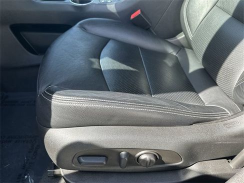 Used 2023 GMC Terrain SLE w/ Driver Convenience Package image 14