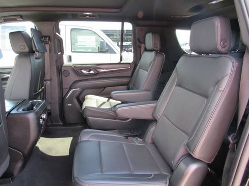 Used 2023 GMC Yukon XL Denali w/ Denali Reserve Package AWD/4WD image 32