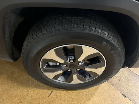 Used 2024 Jeep Grand Cherokee Limited 4xe image 10