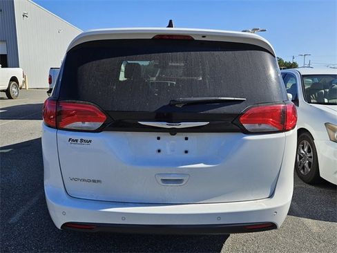 Used 2025 Chrysler Voyager LX image 7