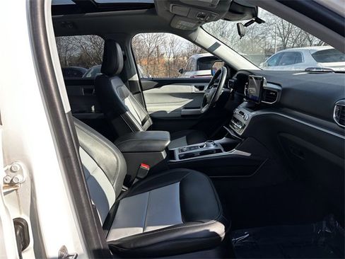 Certified 2022 Ford Explorer XLT w/ Equipment Group 202A image 34