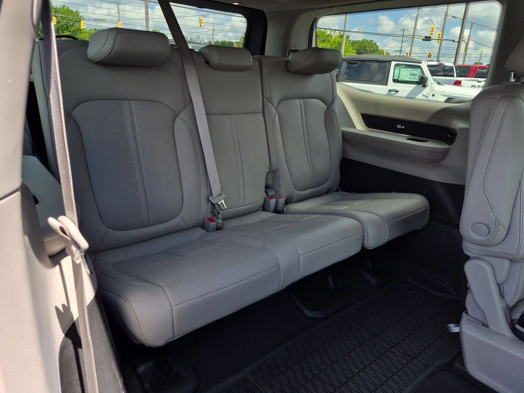 Certified 2024 Jeep Wagoneer Series II RWD image 30