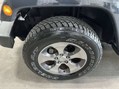 Used 2018 Jeep Wrangler Sahara w/ Connectivity Group AWD/4WD image 23
