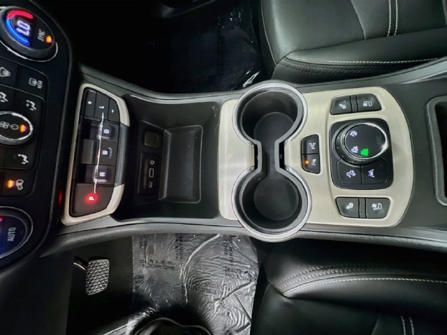 Used 2023 GMC Terrain Denali w/ Denali Premium Package AWD/4WD image 25