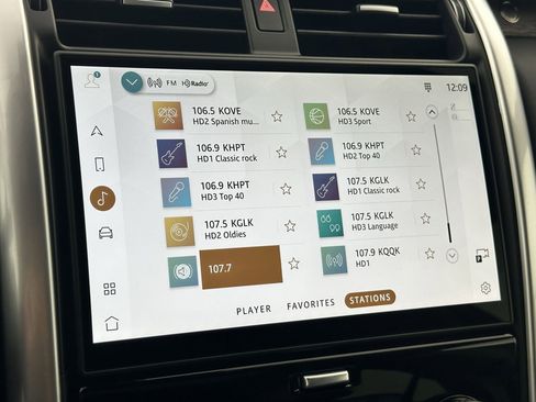 Used 2025 Land Rover Discovery S image 23