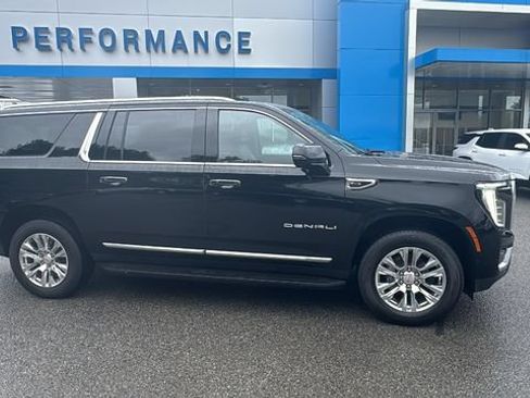 Used 2025 GMC Yukon XL Denali AWD/4WD image 4