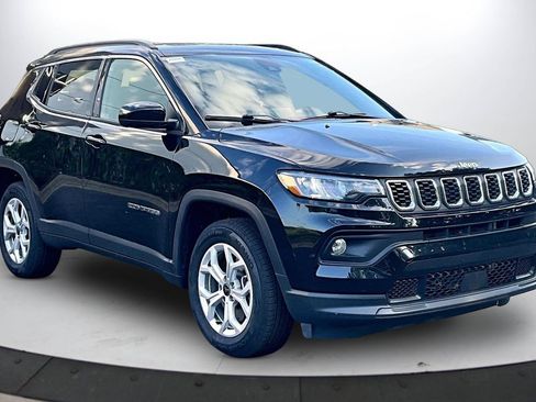 Certified 2025 Jeep Compass Latitude w/ Sun & Sound Group AWD/4WD image 2