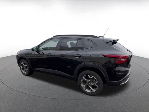 Used 2025 Chevrolet Trax LT w/ LT Convenience Package image 10