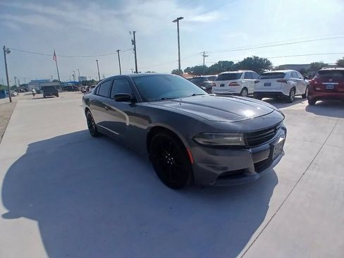 Used 2019 Dodge Charger SXT w/ Blacktop Package RWD image 3
