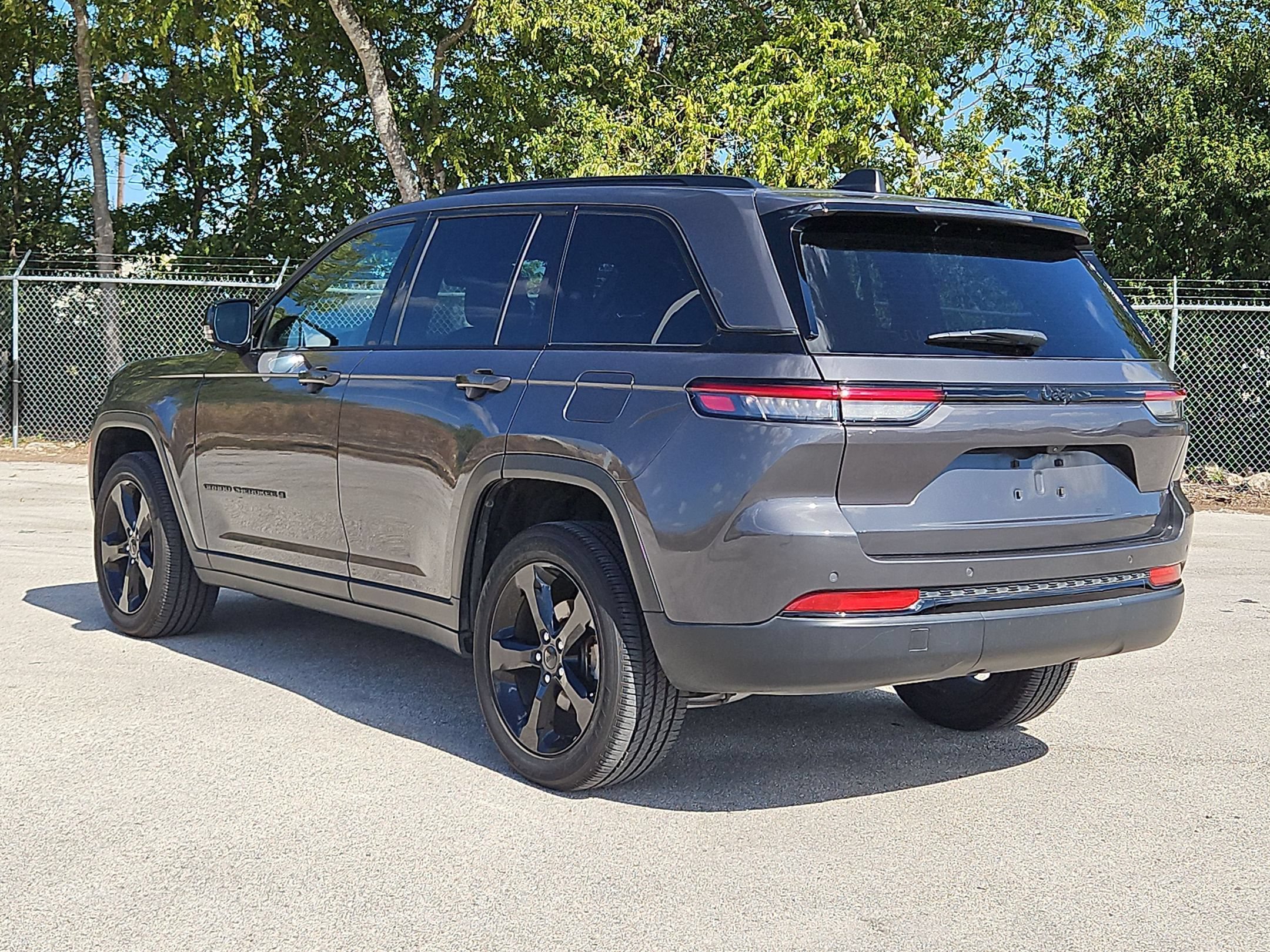 Used 2025 Jeep Grand Cherokee Altitude RWD image 5