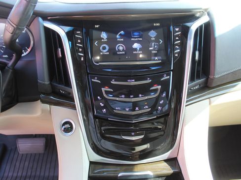 Used 2019 Cadillac Escalade Premium Luxury image 16