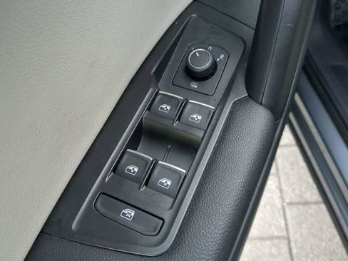 Certified 2021 Volkswagen Tiguan SE image 17