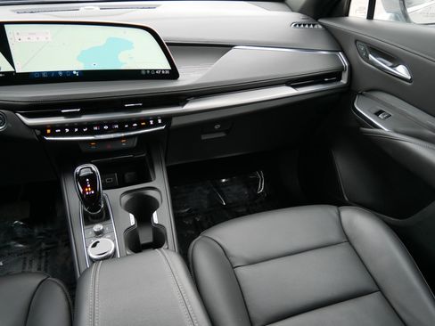 Used 2025 Cadillac XT4 Premium Luxury image 11