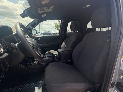 Used 2018 Toyota Tacoma TRD Off-Road AWD/4WD image 13