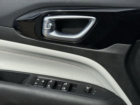 Used 2025 Jeep Compass Limited image 19