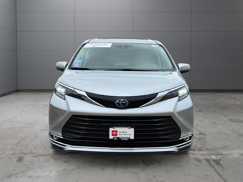 Used 2024 Toyota Sienna XLE w/ XLE Plus Package AWD/4WD image 8