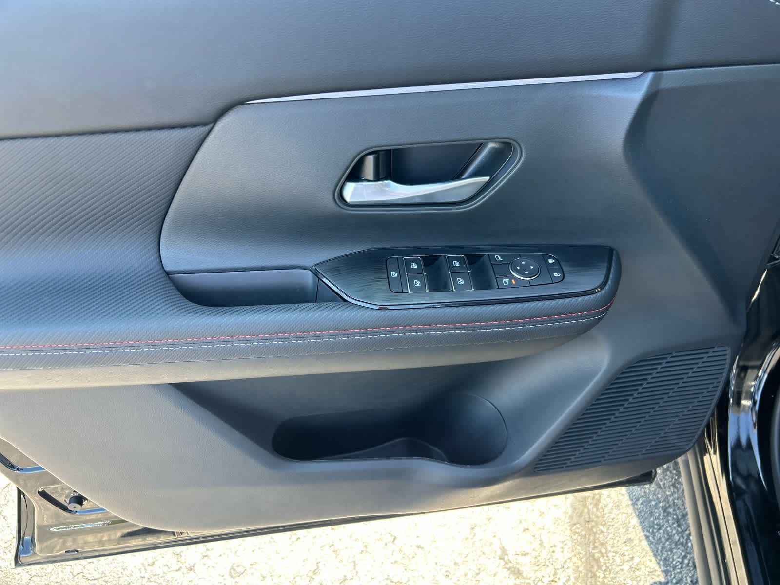 Used 2025 Nissan Kicks SR AWD/4WD image 9