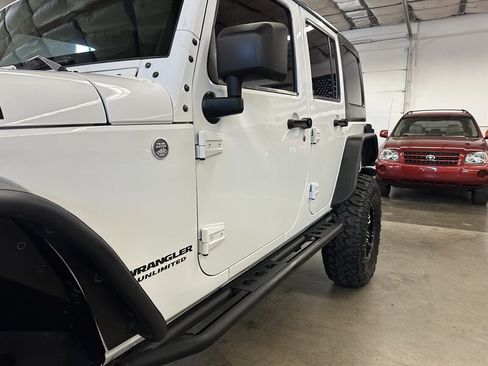 Used 2015 Jeep Wrangler Unlimited Rubicon w/ Connectivity Group AWD/4WD image 36