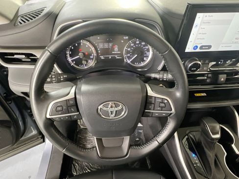 Used 2023 Toyota Highlander XLE image 11