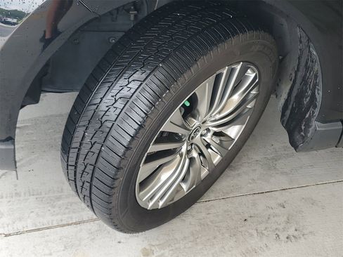 Used 2021 Toyota Venza XLE image 32