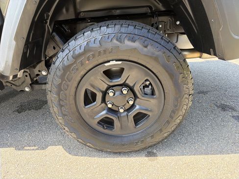 Used 2025 Jeep Gladiator Sport AWD/4WD image 19