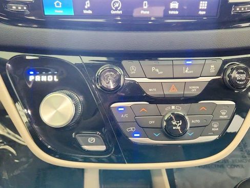 Used 2023 Chrysler Pacifica Touring-L FWD image 18