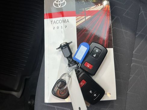 Used 2017 Toyota Tacoma TRD Off-Road AWD/4WD image 33