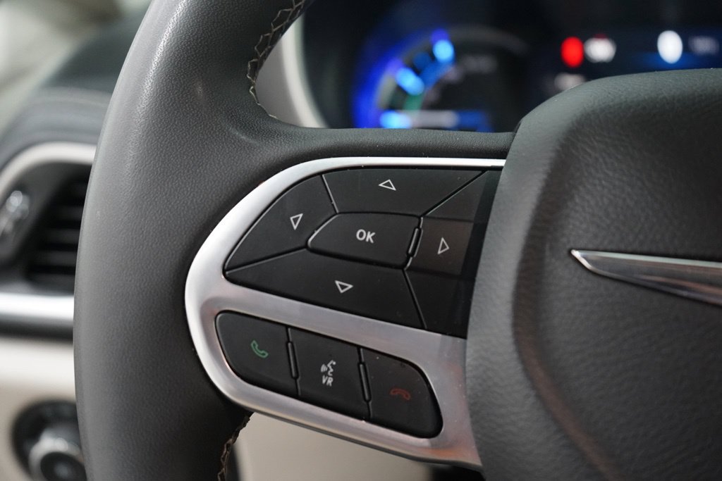 Used 2023 Chrysler Pacifica Touring-L FWD image 21