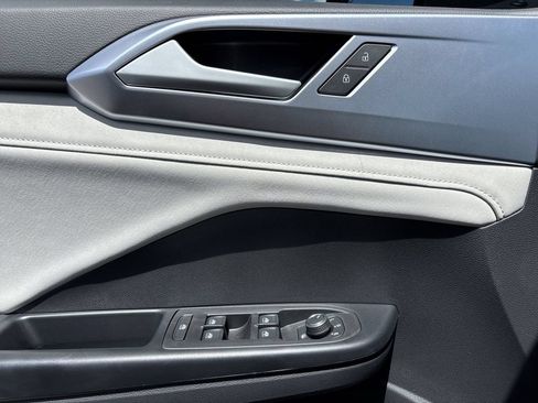 New 2026 Volkswagen Taos SE FWD image 17