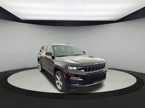 Used 2024 Jeep Grand Cherokee Limited w/ Luxury Tech Group II image 2
