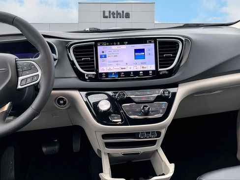 Used 2024 Chrysler Pacifica Touring-L image 16