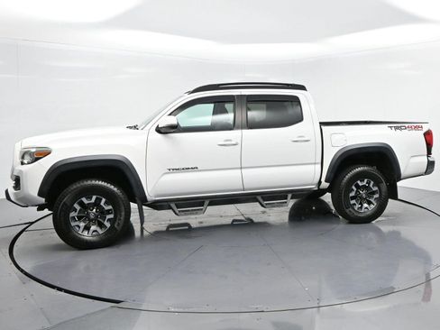 Used 2018 Toyota Tacoma TRD Off-Road AWD/4WD image 4