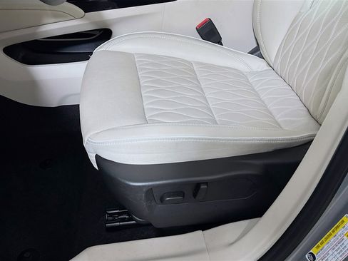 Used 2023 Buick Envision Avenir image 23