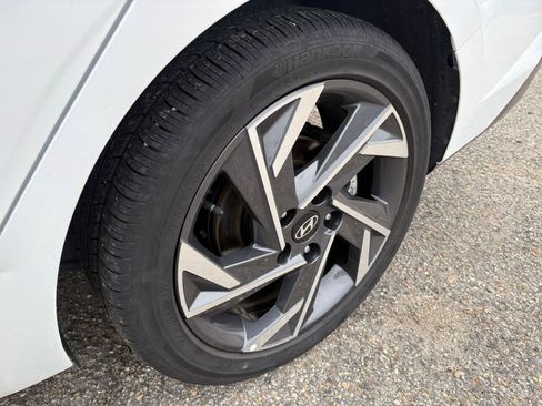 Used 2025 Hyundai Elantra Limited image 29