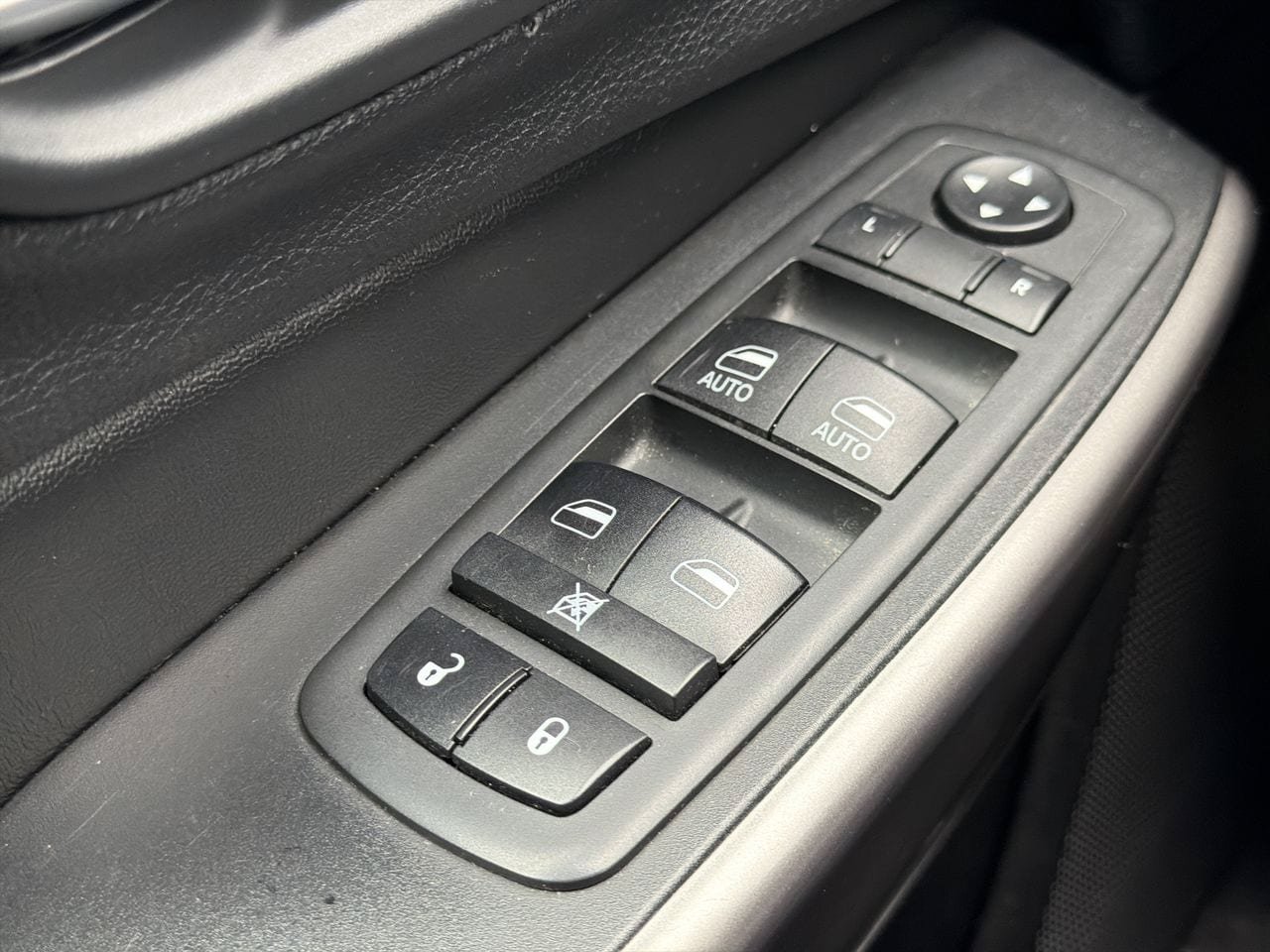 Used 2020 Jeep Cherokee Limited FWD image 11